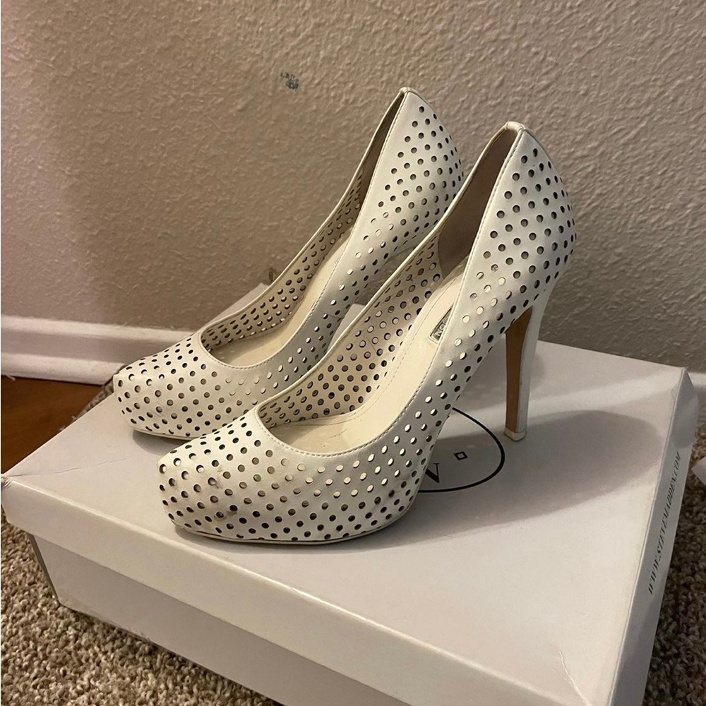 Steve Madden white pumps/heels